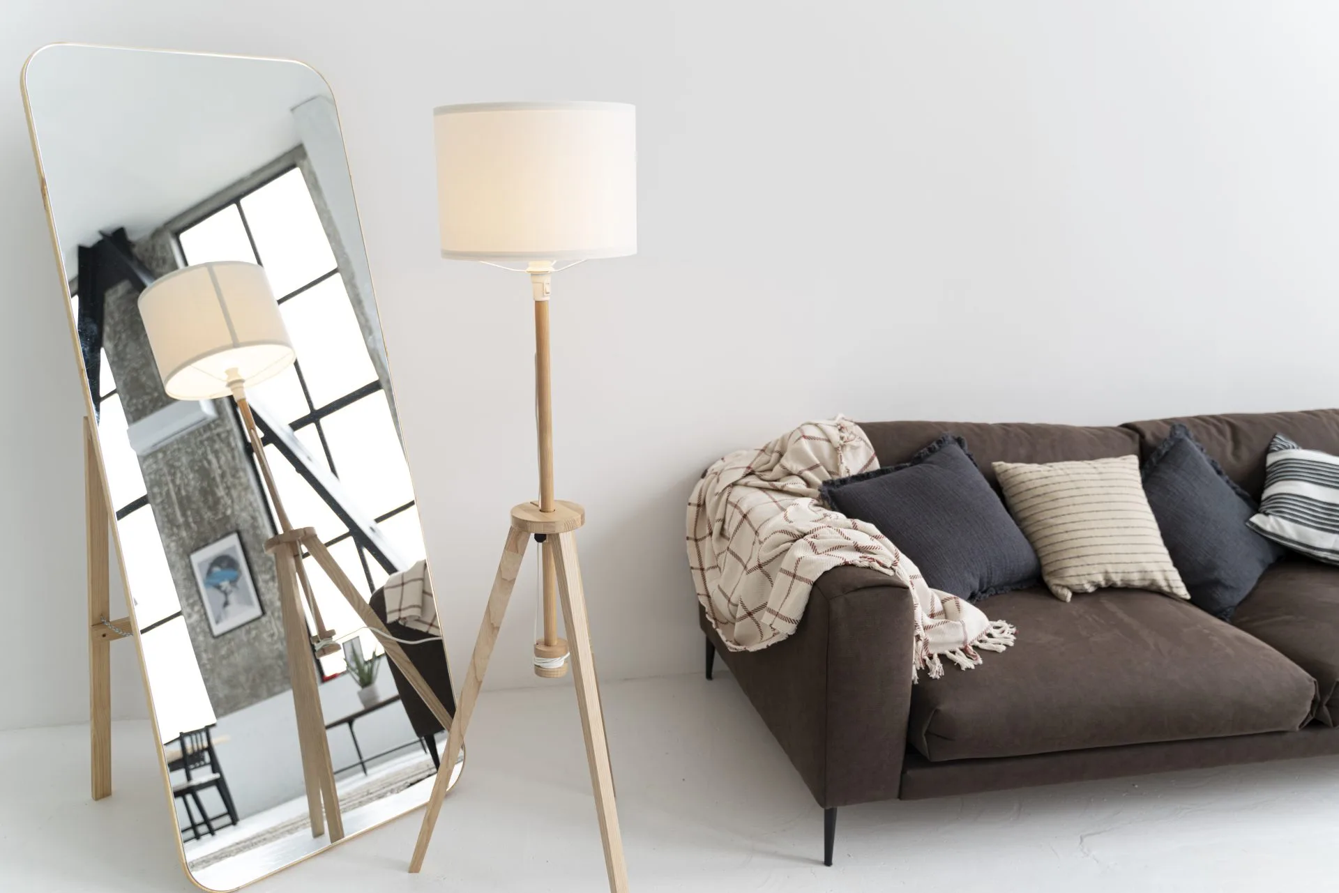 empty-modern-room-with-furniture home staging