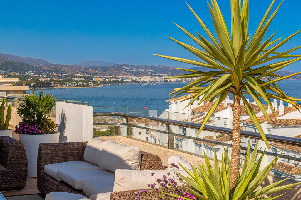 An exceptional 3-bedroom penthouse in the heart of Puerto Banús, offering one of the best terraces and panoramic views in the area.
