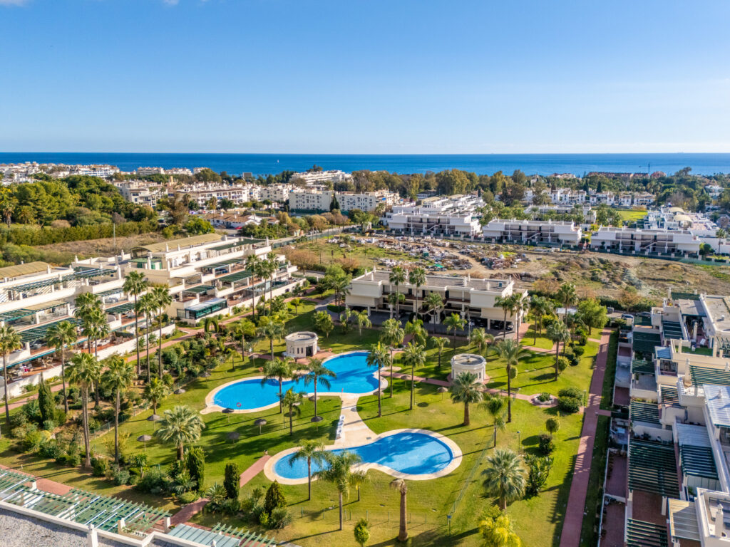 2-Bedroom Apartment with Spacious Terrace, Nueva Andalucía