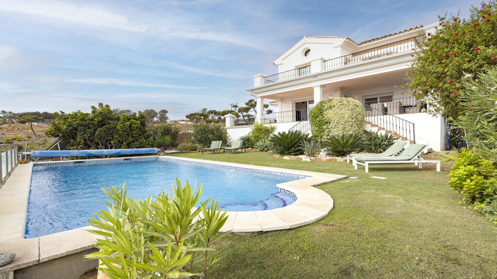 Elegant 4-Bedroom Villa with Panoramic Sea Views in La Paloma, Manilva