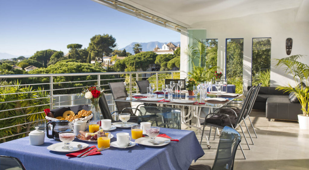 Nestled in lush green surroundings and just a short walk from Elviria’s amenities, this unique villa is an ideal opportunity for both living and business.
