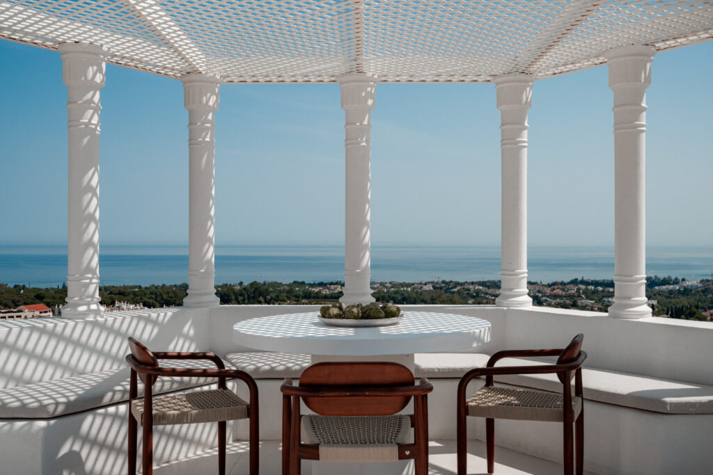 Discover Oia, a luxurious penthouse fully renovated, located in the exclusive Jardines Colgantes community of Marbella’s Golden Mile.