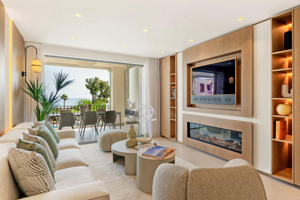 Perfectly renovated, Luxurious Beachfront Apartment with Panoramic Sea Views in Bahía del Velerín, Estepona