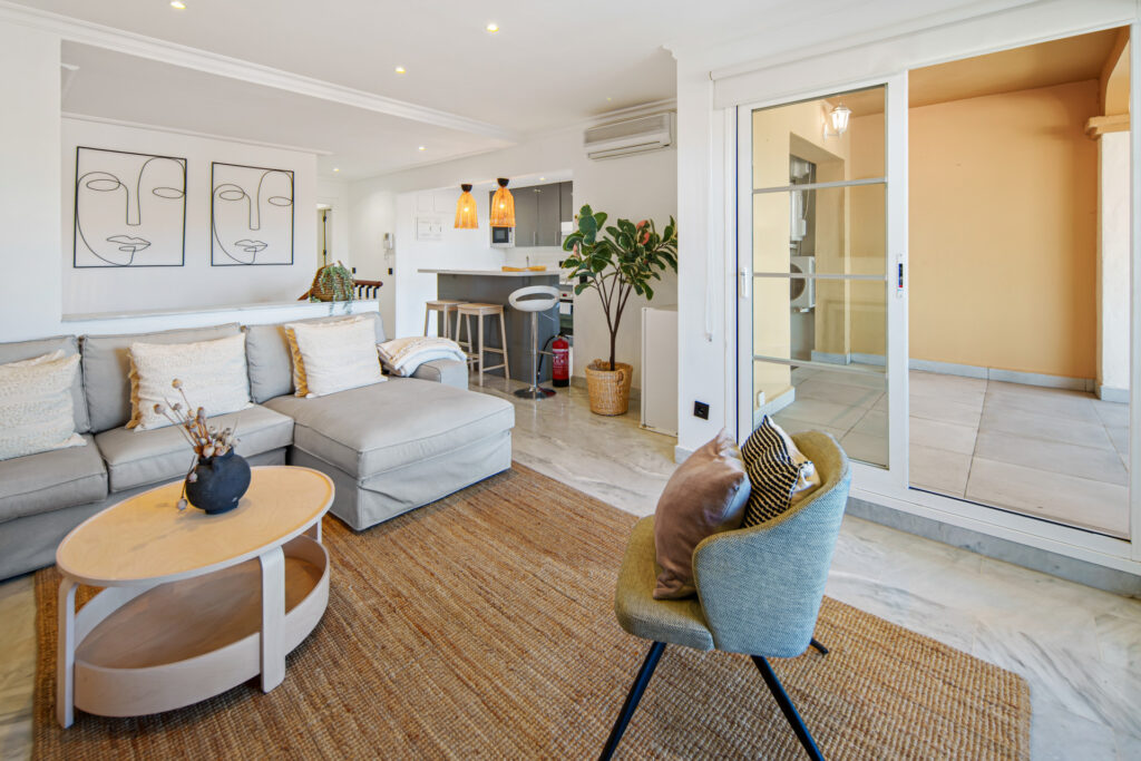 Charming Two-Bedroom Duplex near Puerto Banús – Terrace, Sea Views & Rental License