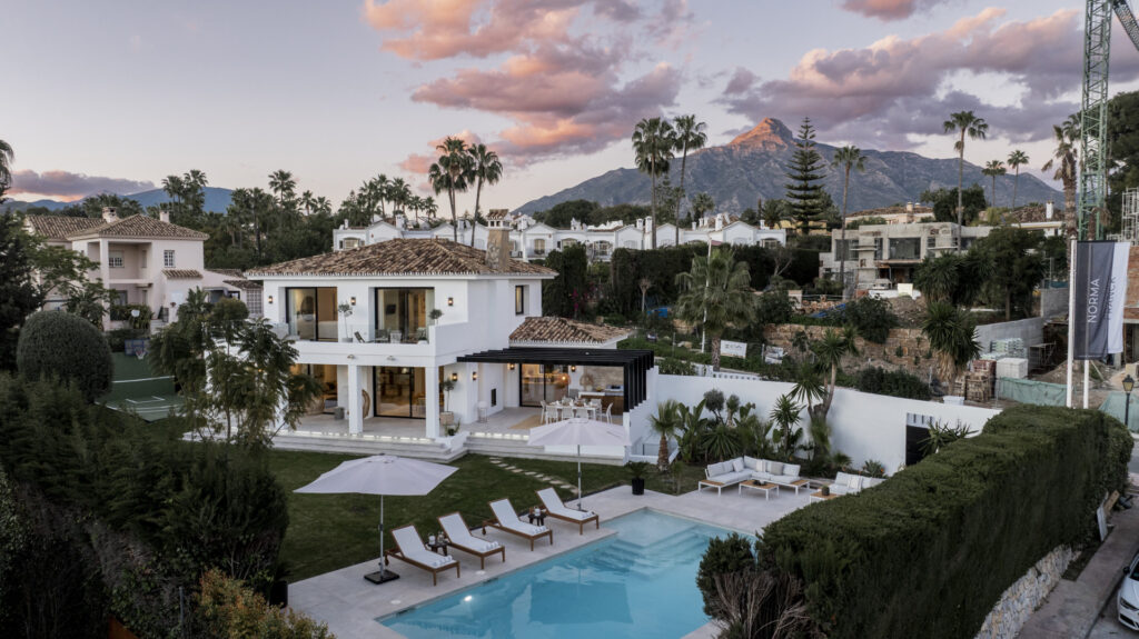 Family Villa in Nueva Andalucía with Golf Views and La Concha