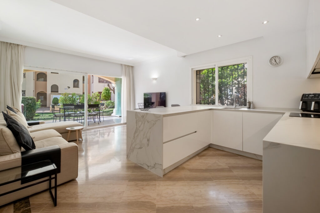 Elegant Ground Floor Apartment with Garden Access in Hacienda Elviria
