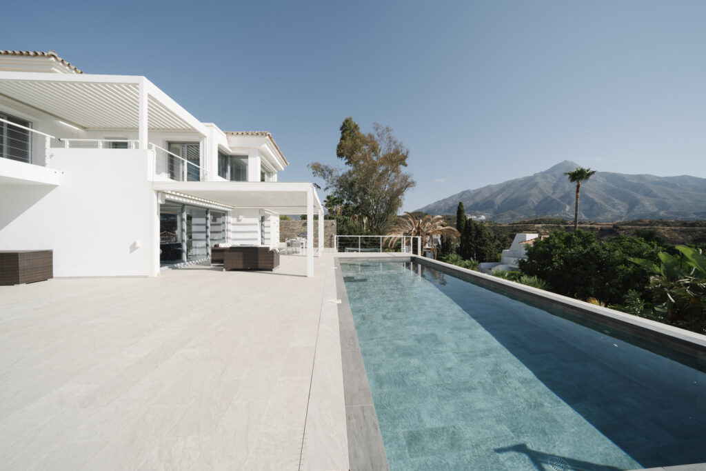 Exclusive Villa in Nueva Andalucía with Panoramic Views