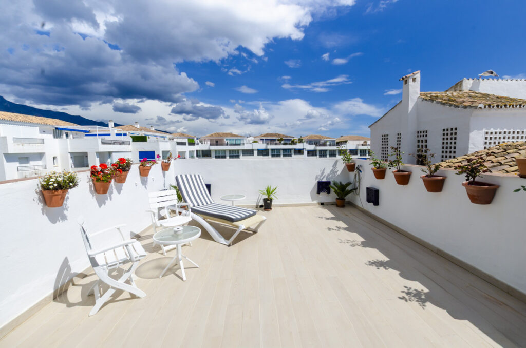 Light and exclusivity in this 3 bedroom penthouse in the heart of Puerto Banus