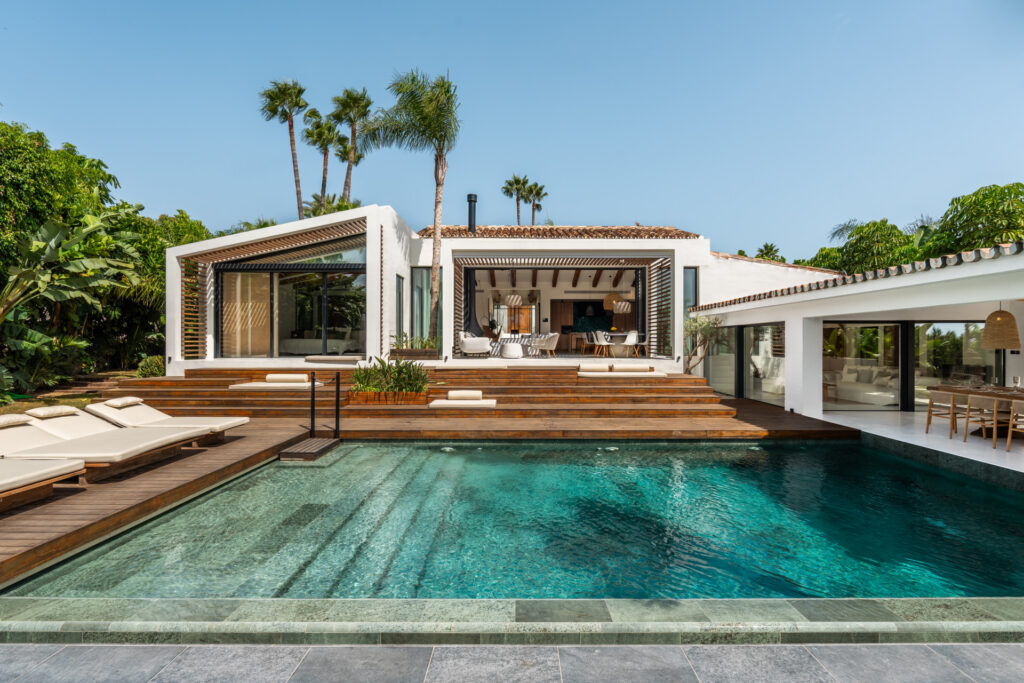VILLA NAZARI: Exclusive Front-Line Golf Villa in Nueva Andalucía