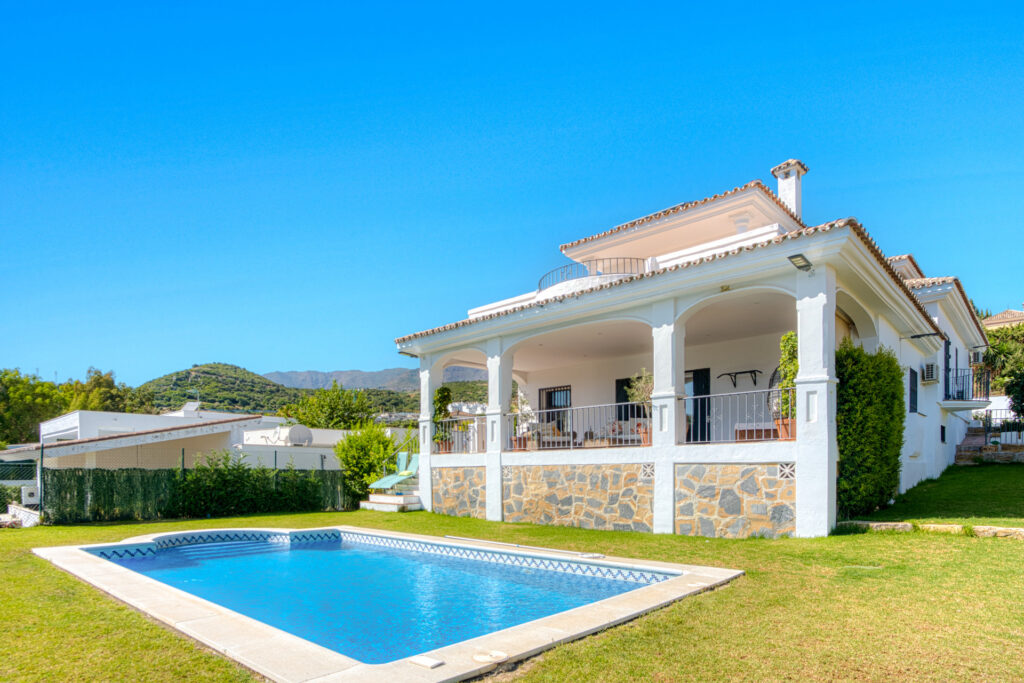 Beautiful five bedroom, Southwest-Facing Villa with Golf Views in Valle Romano (Estepona)