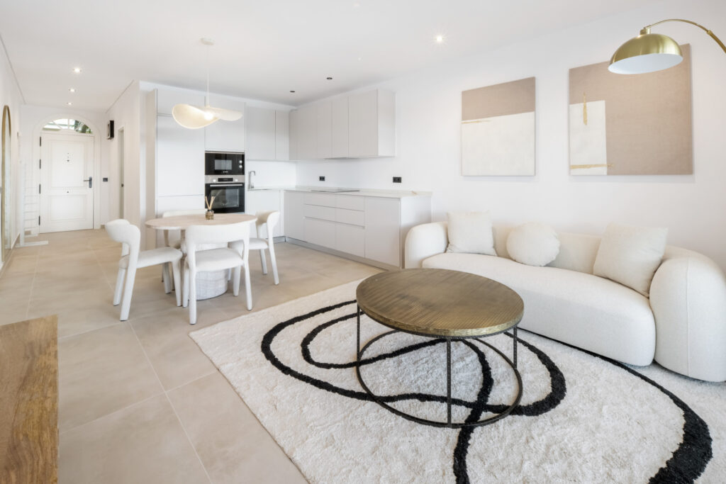 Fully Renovated Three-Bedroom Apartment in the Heart of Nueva Andalucía, – With rental license
