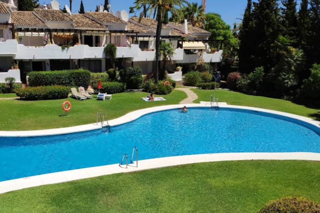 NEW TO THE MARKET: SUPERB SOUTH-WEST FACING TOP-FLOOR APARTMENT SIERRA BLANCA