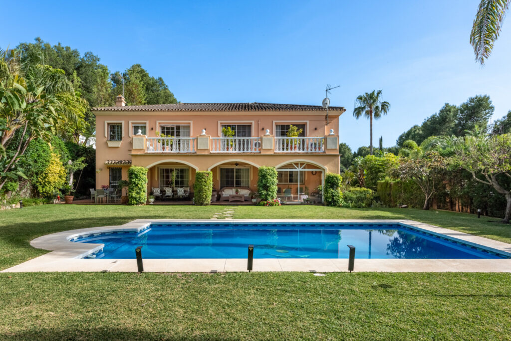 Charming 5-Bedroom Villa in Ayalaya Rio Verde, Marbella