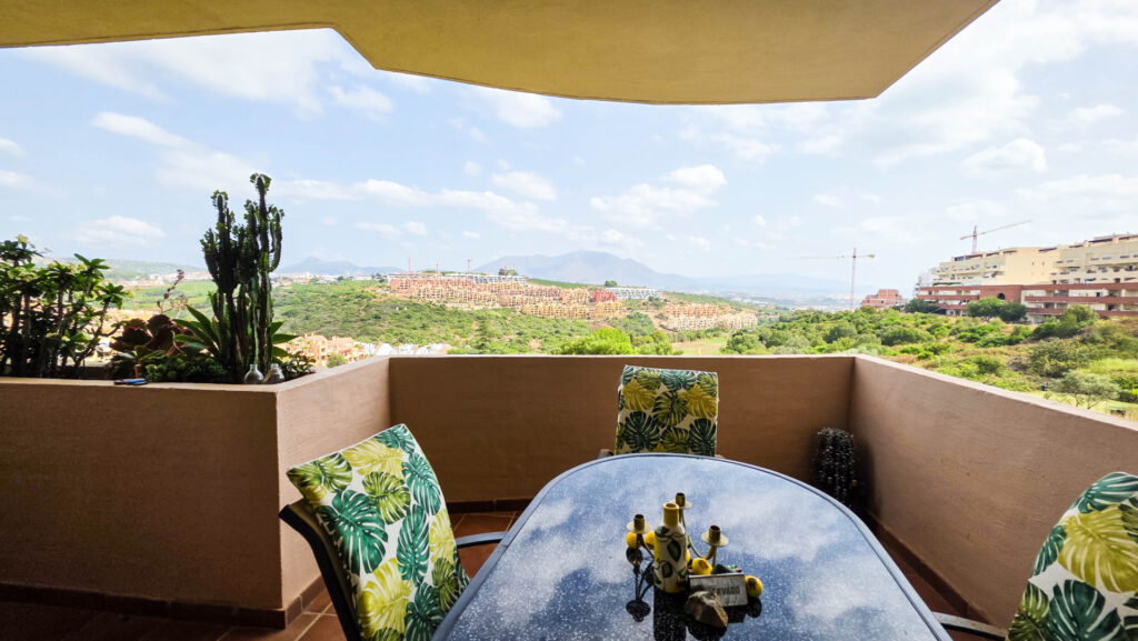 Ground Floor Apartment with Panoramic Views and Two Terraces in La Duquesa