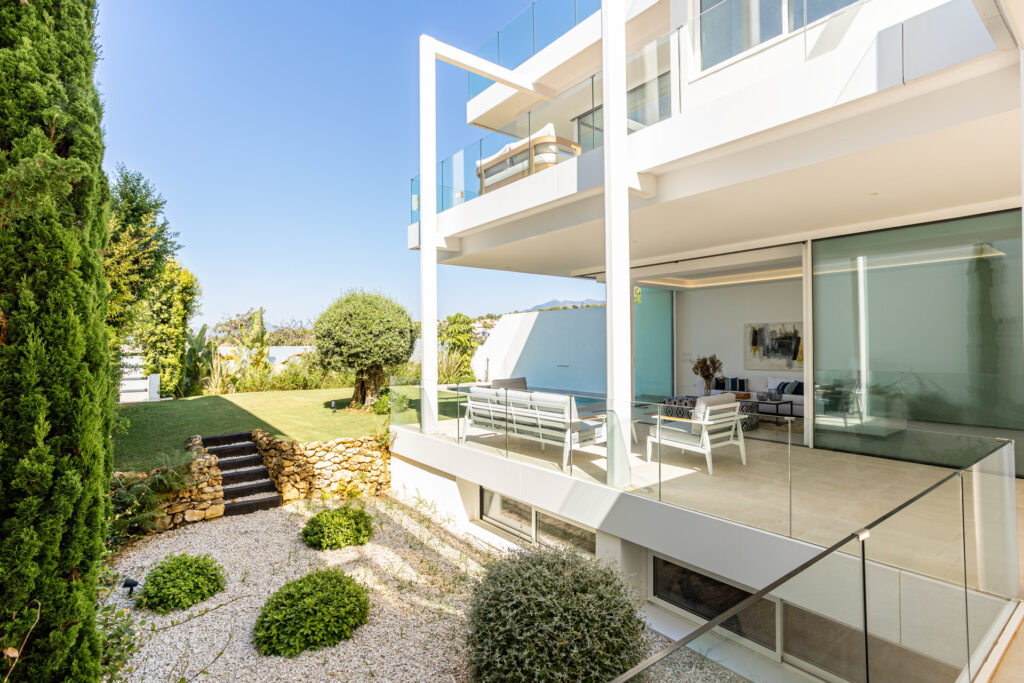 Luxury villa in Marbella ready to move in, Valdeolletas area, with private pool and sea views