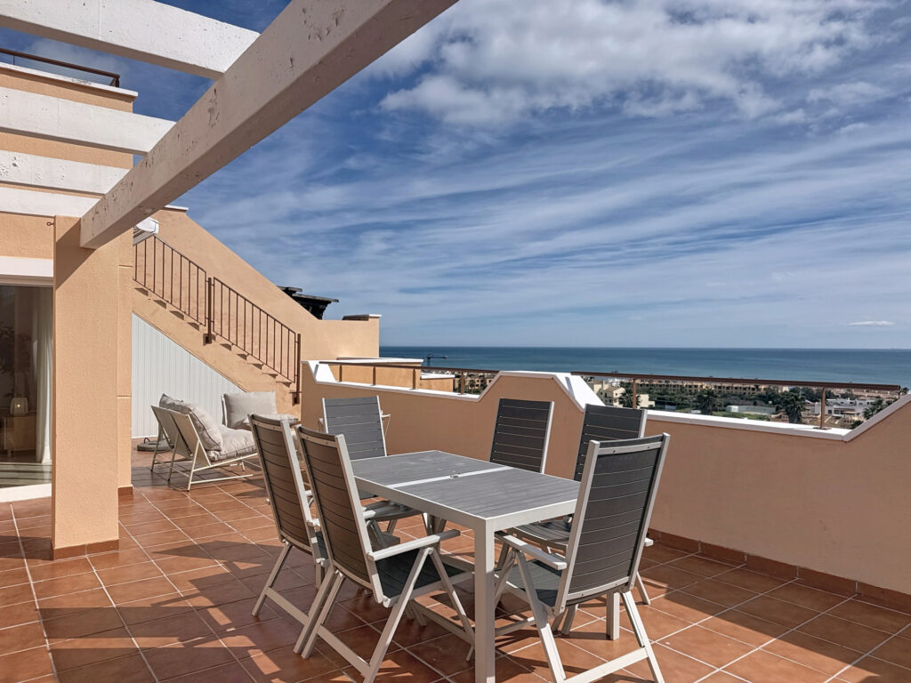 Penthouse with solarium, sea and golf views, Doña Julia (Casares)