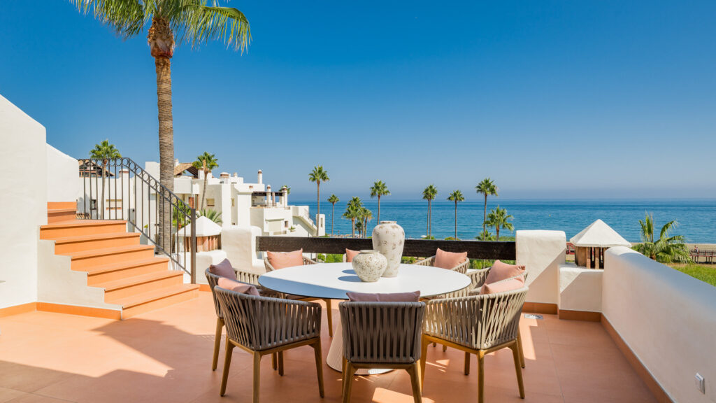 Beachfront luxury penthouse close to Estepona town! Completely renovated to the highest standards.